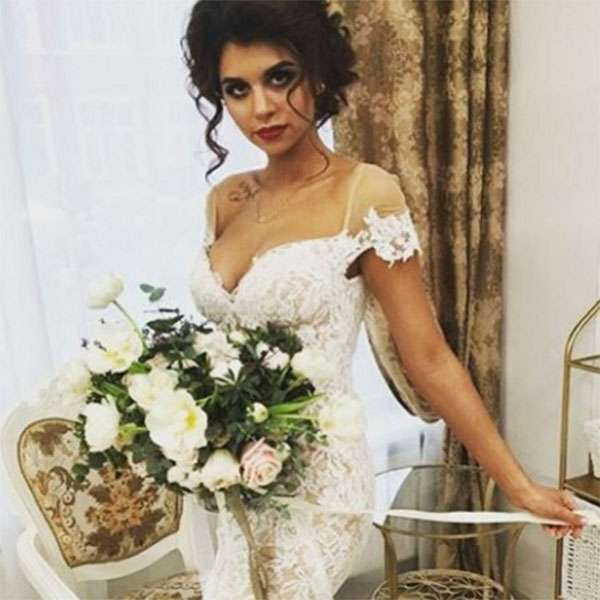Для свадьбы Алиана выбрала кружевное романтическое платье