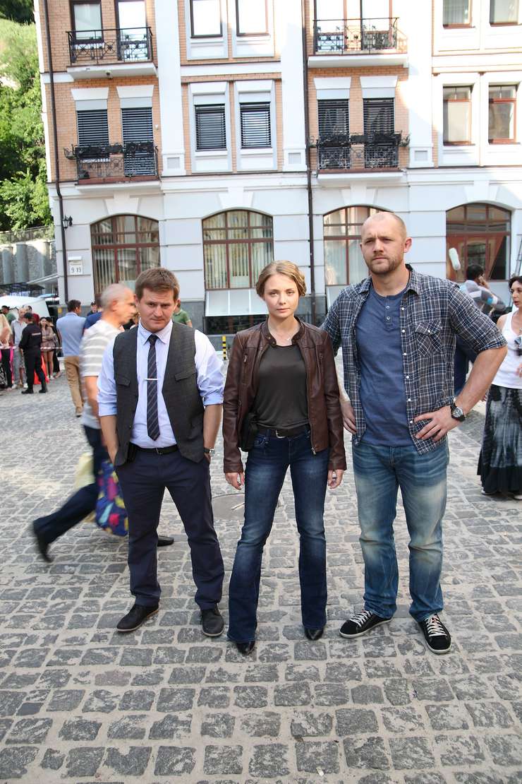 Сослуживцев героя Прилучного сыграли Карина Разумовская, Александр Обласов (слева) и Денис Шведов
