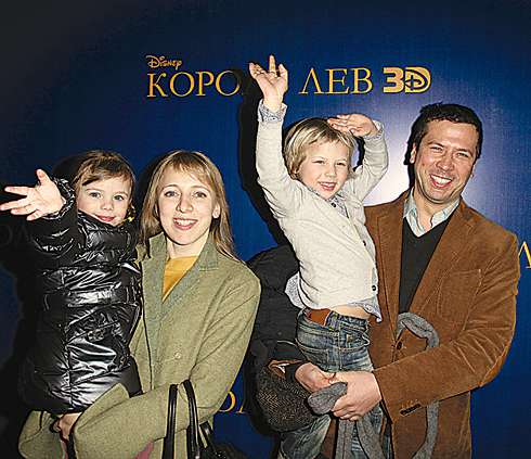 Андрей и Анна Мерзликины с детьми