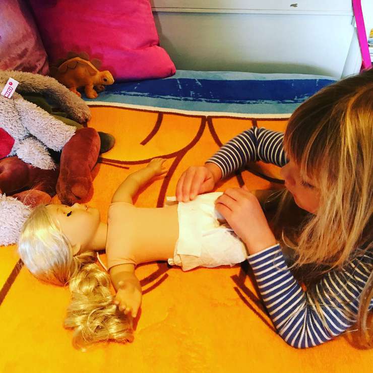 Пятилетняя дочь певицы учиться менять подгузник, тренируясь на куклах