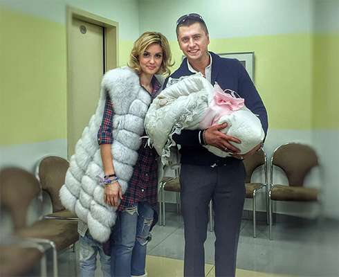 Павел Прилучный и Агата Муцениеце на выписке из роддома