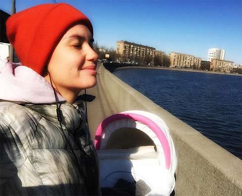 Агата Муцениеце подолгу гуляет с новорожденной дочерью Агата Муцениеце подолгу гуляет с новорожденной дочерью