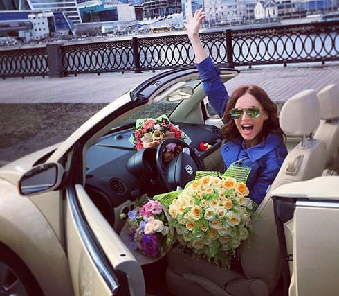 Ирина Безрукова прокатилась с ветерком по Москве в автомобиле с открытым верхом