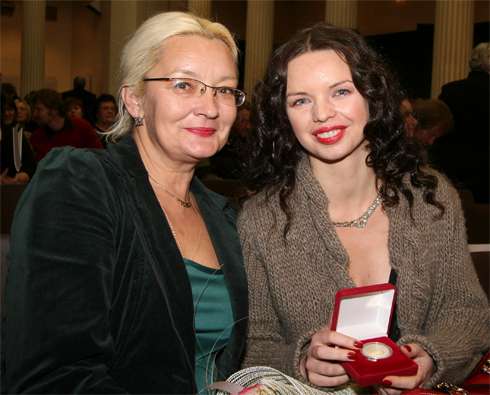 Алиса Гребенщикова с мамой Натальей. Она была первой женой БГ