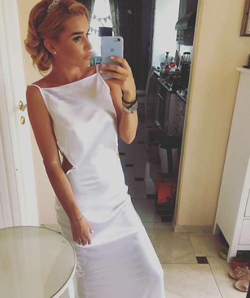Ксения Бородина удивила поклонников снимком в белом платье