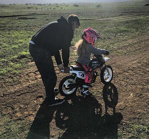 Мотогонщик Кэри Харт учит их с Пинк дочь Уиллоу ездить на мотоцикле