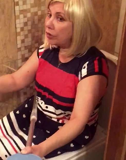 В предыдущем ролике Мария записывала пародию на Бузову в туалете