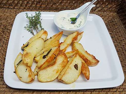 Картошка, запеченная в духовке с пряными травами и чесноком