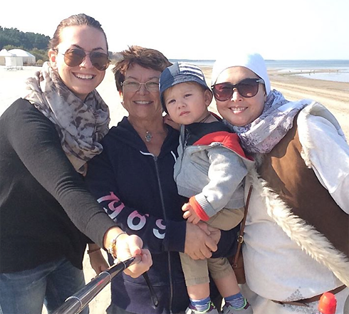 Свое 40-летие Жанна Фриске отметила на побережье Юрмалы. Певица с сыном, мамой и сестрой.