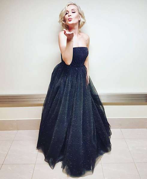 Черное платье в пол не помогло скрыть изменения в фигуре Полины Черное платье в пол не помогло скрыть изменения в фигуре Полины