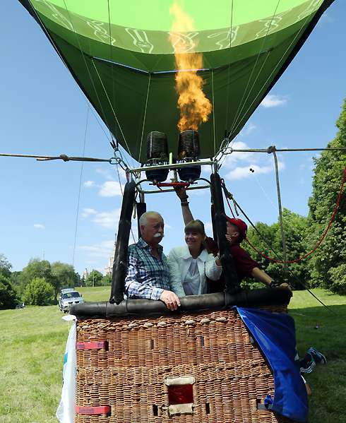 Леонид Якубович прилетел к детям на воздушном шаре