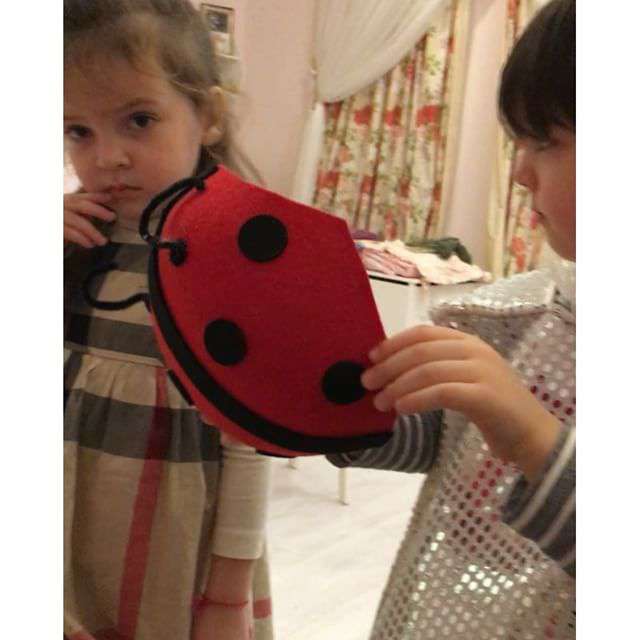 Маленький Мартин нашел, как утешить сестричку Маленький Мартин нашел, как утешить сестричку