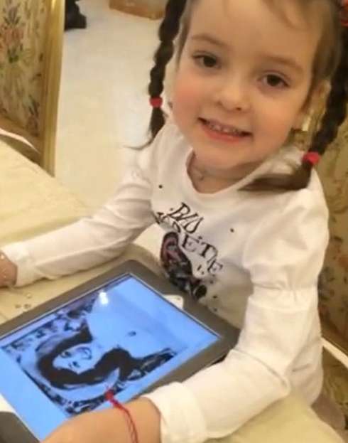 Алла-Виктория прислала папе видеосообщение, в котором поздравила его с днем рождения своей бабушки