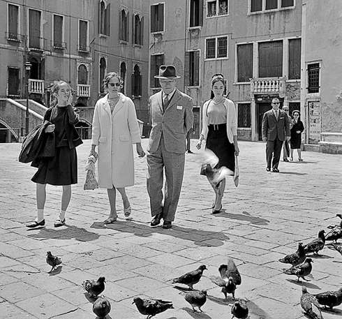 Чарли Чаплин с женой Уной ОНил и дочками как обычные туристы гуляют по Венеции, 1963 год