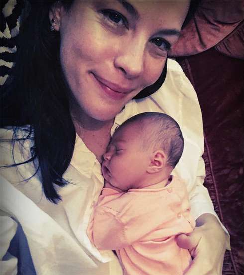 Лив Тайлер с новорожденной дочкой Лулой