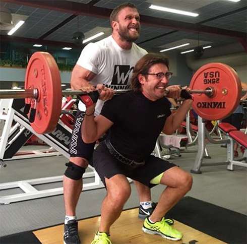 Телеведущий терпит муки ради красивой фигуры Телеведущий терпит муки ради красивой фигуры