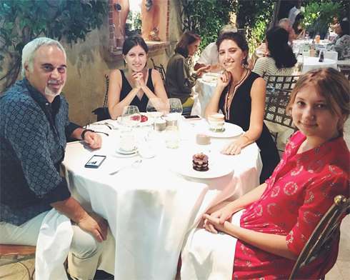 Музыкант отдыхает с детьми во Франции Музыкант отдыхает с детьми во Франции