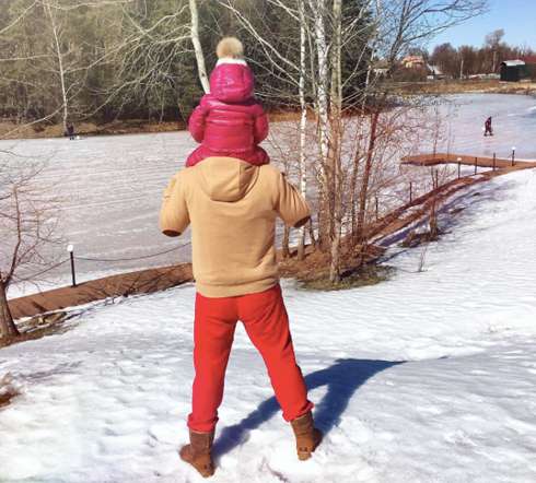 Навка опубликовала фото с прогулки. Дмитрий Песков опять в знаменитых красных штанах Навка опубликовала фото с прогулки. Дмитрий Песков опять в знаменитых красных штанах