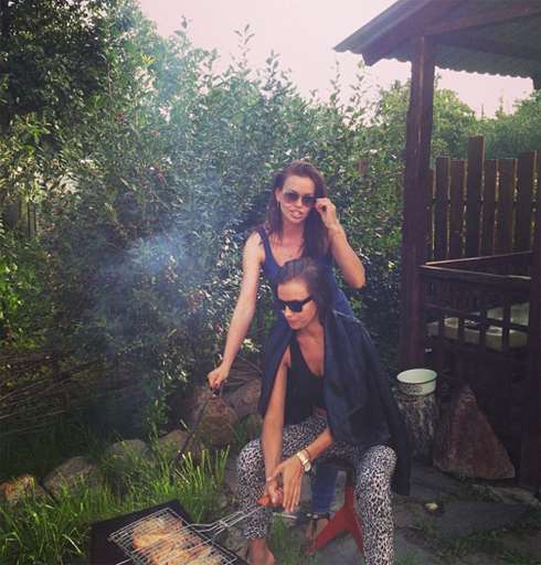 Ирина Шейк с сестрой готовит шашлыки