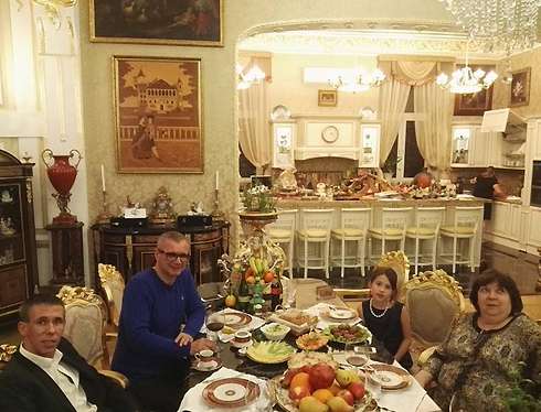 Алексей Панин вместе с дочерью и Андреем Ковалевым встречают Новый год