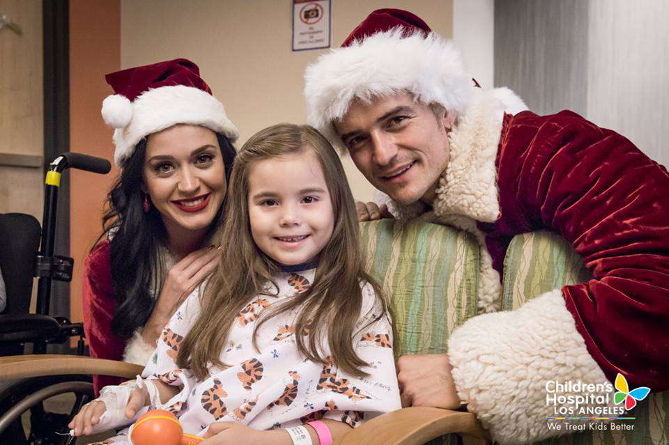 Кэти Перри и Орландо Блум в костюмах Санта-Клауса навестили пациентов детской больницы