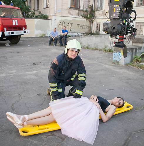 В клипе Максим Тарасов спасает Лизу Пригожину во время пожара