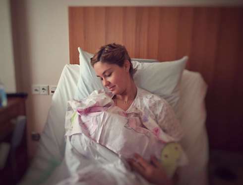 Агата Муцениеце с новорожденной дочерью