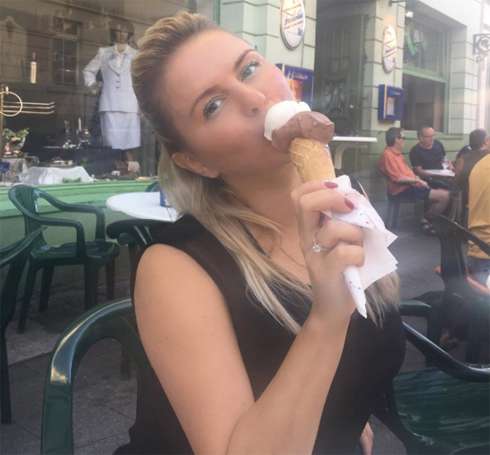 Кольцо на руке певицы говорит о том, что она стала невестой Кольцо на руке певицы говорит о том, что она стала невестой