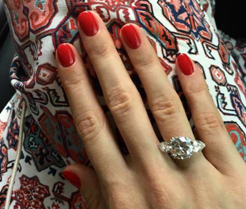 Та самая фотография, которую опубликовала невеста хоккеиста, чтобы похвастаться маникюром Та самая фотография, которую опубликовала невеста хоккеиста, чтобы похвастаться маникюром