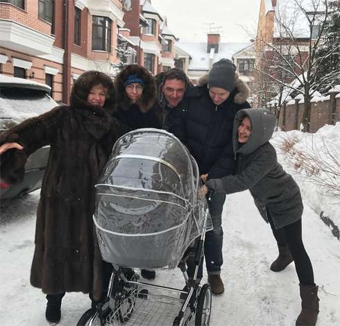 Походам на тусовки Собчак предпочитает прогулки с коляской Походам на тусовки Собчак предпочитает прогулки с коляской