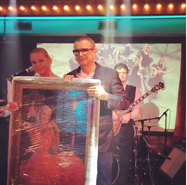 Андрей Ковалев подарил на юбилей Волочковой картину Андрей Ковалев подарил на юбилей Волочковой картину