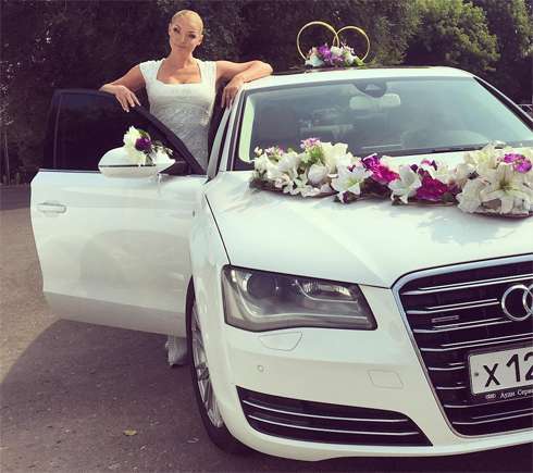 Анастасия Волочкова заинтриговала поклонников снимком со свадебной машиной