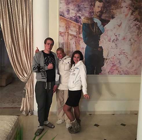 На новой фреске в особняке балерины изображен Николай II и предположительно сама Анастасия Волочкова