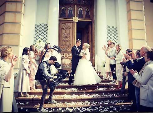 Из-за этой свадебной фотографии у тысяч поклонниц Воробьева навернулись слезы. Но красивая сцена оказалась лишь съемкой клипа
