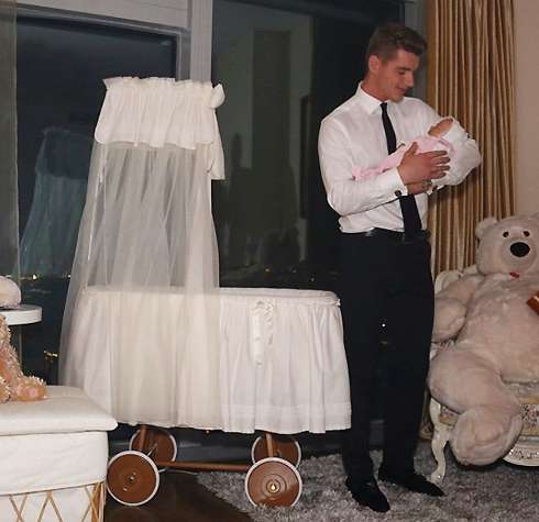 По сюжету Воробьев играет счастливого отца семейства По сюжету Воробьев играет счастливого отца семейства