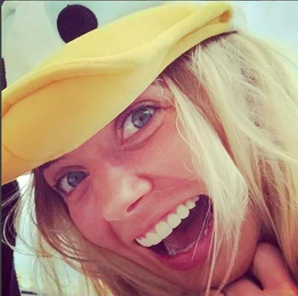 Настя Задорожная с друзьями в самолете