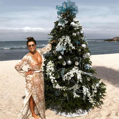 Ева Лонгория отметила Рождество на мексиканском пляже