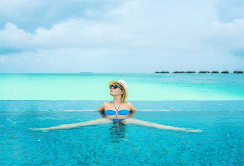 Полина Гагарина попыталась повторить шпагат Волочковой Полина Гагарина попыталась повторить шпагат Волочковой