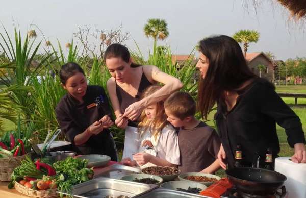 Анджелина Джоли с детьми попробовала насекомых