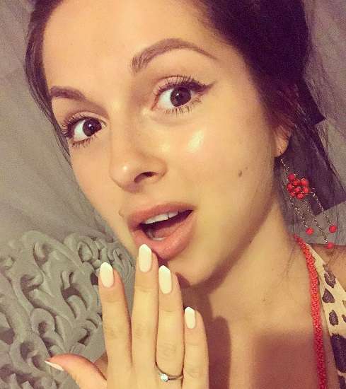 Нюша показала помолвочное колечко Нюша показала помолвочное колечко