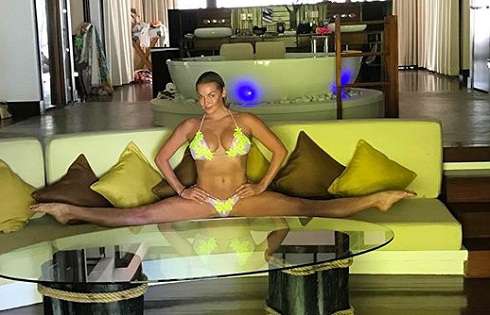 Анастасия Волочкова в знаменитом шпагате Анастасия Волочкова в знаменитом шпагате