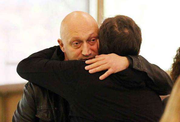Гоша Куценко во время прощания с Дмитрием Марьяновым