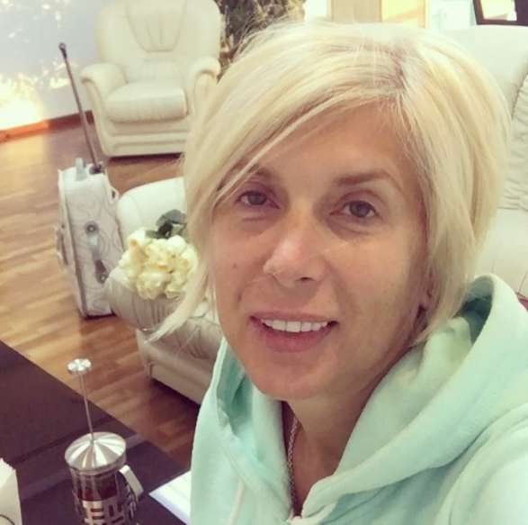 55-летняя Алена Свиридова общалась с поклонниками без макияжа