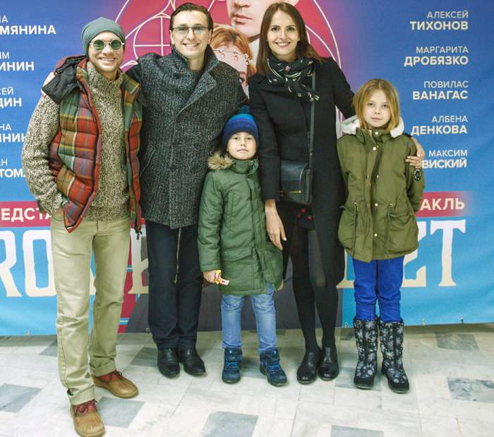 Семейство Сергея Безрукова: жена Анна Матисон, дети - Иван и Анастасия. А также ведущий Дмитрий Хрусталев.