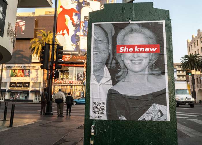Такие плакаты появились на улицах Лос-Анджелеса