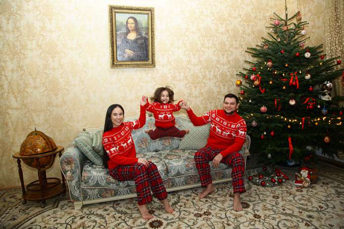 Семья Иланы Юрьевой вместе нарядила двухметровую живую елку
