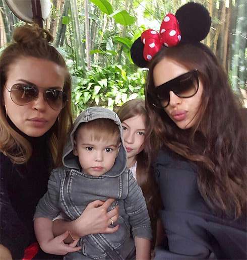 Ирина Шейк с сестрой Татьяной и ее детьми
