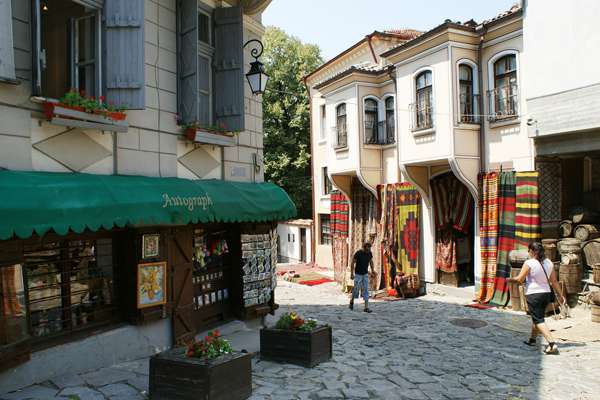 В Болгарии прекрансо развита туристическая жизнь — множество кафе, ресторанов, дискотек, баров и магазинов