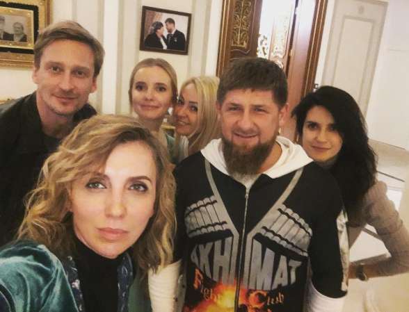 Рамзан Кадыров с Яной Рудковской, Светланой Бондарчук, глянцевым редактором Ксенией Соловьевой, одним из самых дорогих стилистов Москвы Вадимом Галагановым, моделью Натальей Якимчук