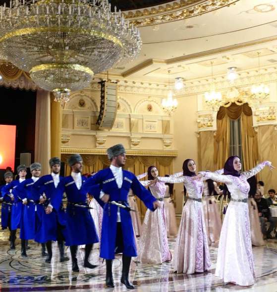 Московские сплетники пытаются подсчитать, сколько стоил такой роскошный показ и прием 